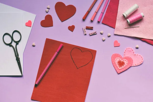 フェルトの手作りバレンタイン グリーティング カードの作成 子供の Diy 趣味の概念 あなた自身の手でギフト バレンタインの日の装飾 ステップ サークル — ストック写真