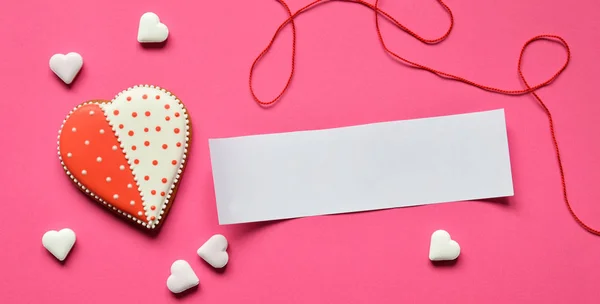 ピンクの背景にテキストの空の紙で手作りジンジャーブレッド心 バレンタイン クッキーの心 食用のバレンタインデーのギフトやグリーティング カードの概念 — ストック写真