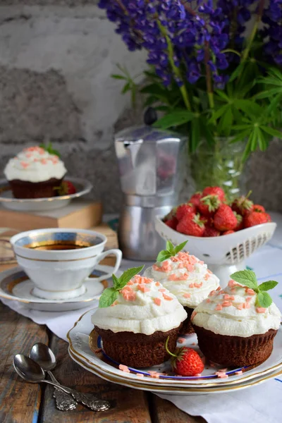 Chocolate Cupcake Vanilla Cream Strawberries Vintage Style — Stock Photo, Image