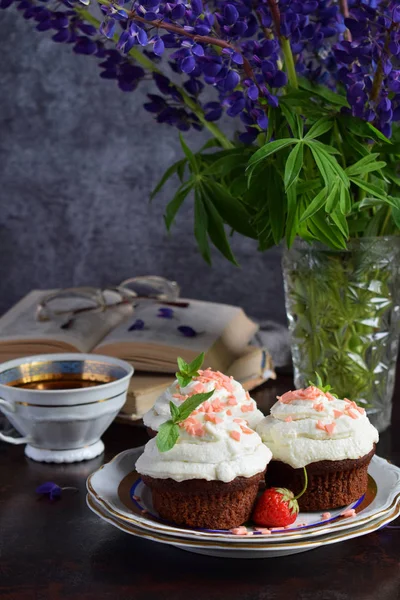 Chocolate Cupcake Vanilla Cream Strawberries Vintage Style — Stock Photo, Image