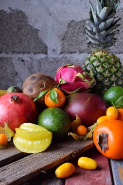 Avokado, mango, Hindistan cevizi, carambola, muz, Kamkat, pitahaya, kivi Superfood arka plan Vejetaryen yiyecekler ile olgun tropikal meyve karışımı