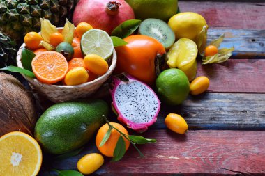 Avokado, mango, Hindistan cevizi, carambola, muz, Kamkat, pitahaya, kivi Superfood arka plan Vejetaryen yiyecekler ile olgun tropikal meyve karışımı