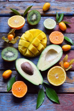 Avokado, mango, Kamkat, kivi, narenciye olgun tropikal meyve karışımı. Superfood arka plan. Vejetaryen çiğ yiyecekler. Kopya alanı