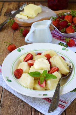 Tatlı tembel pierogi. Ekşi krema, tereyağı ve ahşap arka plan üzerinde çilek ile Ukrayna köfte. Yaz berry kahvaltı. İtalyan gnocchi. Kopya alanı.