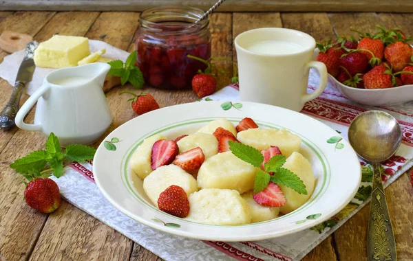 Tatlı tembel pierogi. Ekşi krema, tereyağı ve ahşap arka plan üzerinde çilek ile Ukrayna köfte. Yaz berry kahvaltı. İtalyan gnocchi. Kopya alanı.