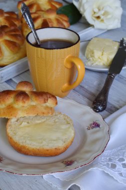 Ayran akşam yemeği çörekler tereyağı, bıçak ve reçel ahşap arka plan üzerinde hizmet verdi. Taze pişmiş tatlı çörek. Homemade Pişirme. Kahvaltı.