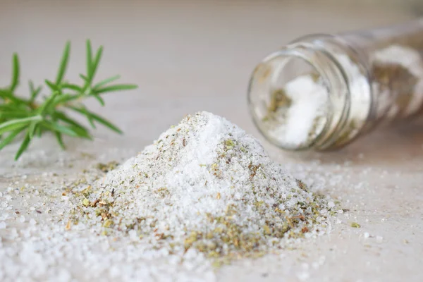 Ayurvedisches Kräutermeersalz Glas Salz Mit Aromatischen Kräutern Rosmarin Oregano Salbei — Stockfoto