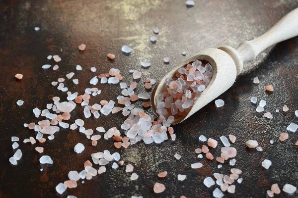 Grobes Rosafarbenes Salz Einem Kochlöffel Auf Schwarzem Hintergrund Himalaya Salz — Stockfoto