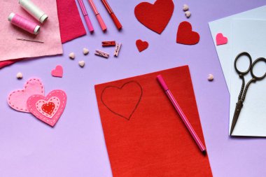 Keçe el yapımı sevgililer günü tebrik kartı yapımı. Çocuk DIY, hobi kavramı, kendi elleriyle hediye. Sevgililer günü dekorasyon. Adım 1. Daire kalp şablonu.