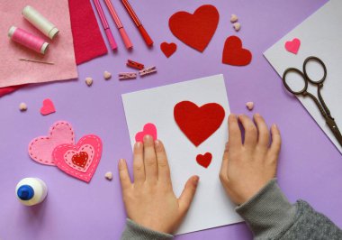 Keçe el yapımı sevgililer günü tebrik kartı yapımı. Çocuk DIY, hobi kavramı, kendi elleriyle hediye. Sevgililer günü dekorasyon. Adım 3. Sopa kalp şablon kartındaki.