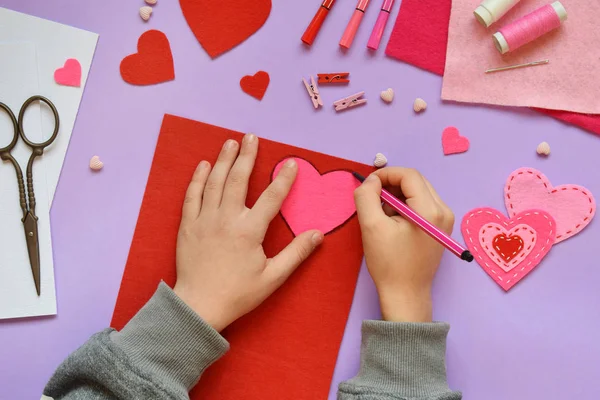 Tillverkning Handgjorda Valentine Gratulationskort Från Filt Barn Diy Hobby Konceptet — Stockfoto