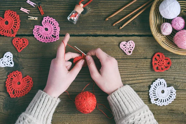 かぎ針編みの透かしの心 手作りの装飾の制作 バレンタインの日の工芸品 Diy 趣味のコンセプトは あなた自身の手でギフト 中小企業です 趣味からの収入 — ストック写真