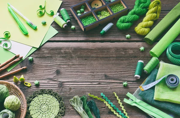 Acessórios Verdes Para Bordado Fundo Madeira Tricô Crochê Bordado Costura — Fotografia de Stock