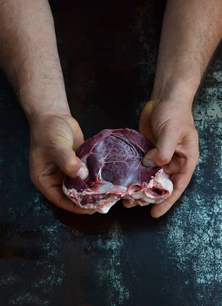Hart Iemands Hand Vóór Het Koken Zwarte Achtergrond Rauw Vlees — Stockfoto