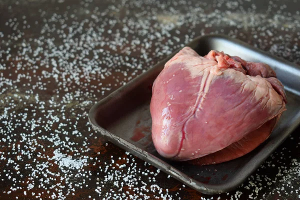 Сердце Перед Готовкой Черном Фоне Сырое Мясо Субпродукты — стоковое фото