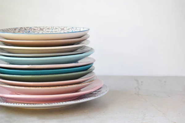Piastre Ceramica Vuote Multicolore Fondo Marmo Apparecchiare Stile Shabby Chic — Foto Stock
