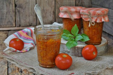 Domates soslu biber, biber ve sarımsak kavanoza. Bolognese sos, lecho veya adjika. Koruma. Canning. Vejetaryen yiyecekler. Kopya alanı.