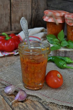 Domates soslu biber, biber ve sarımsak kavanoza. Bolognese sos, lecho veya adjika. Koruma. Canning. Vejetaryen yiyecekler. Kopya alanı.