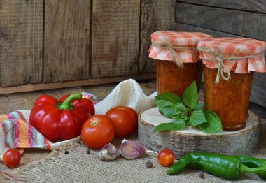 Domates soslu biber, biber ve sarımsak kavanoza. Bolognese sos, lecho veya adjika. Koruma. Canning. Vejetaryen yiyecekler. Kopya alanı.