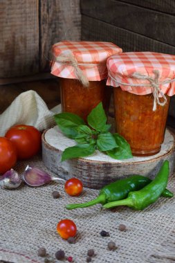 Domates soslu biber, biber ve sarımsak kavanoza. Bolognese sos, lecho veya adjika. Koruma. Canning. Vejetaryen yiyecekler. Kopya alanı.