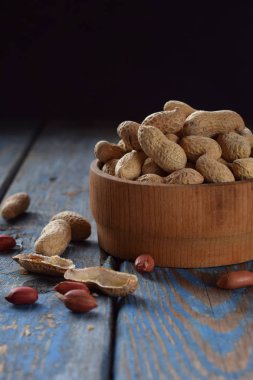 Fındık kabuğu ve ahşap zemin üzerine soyulmuş fıstık fıstık. Diyet ve sağlıklı beslenme. Çiğ gıda