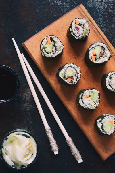 Sushi Coliflor Aguacate Atún Comida Tradicional Asiática Concepto Dieta Saludable — Foto de Stock