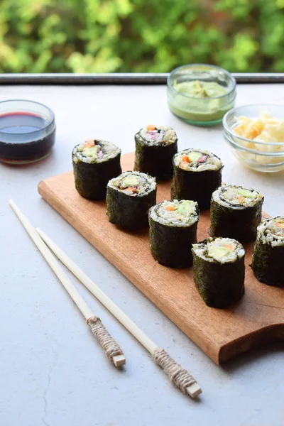 Sushi Dari Kol Alpukat Dan Tuna Makanan Tradisional Asia Konsep — Stok Foto