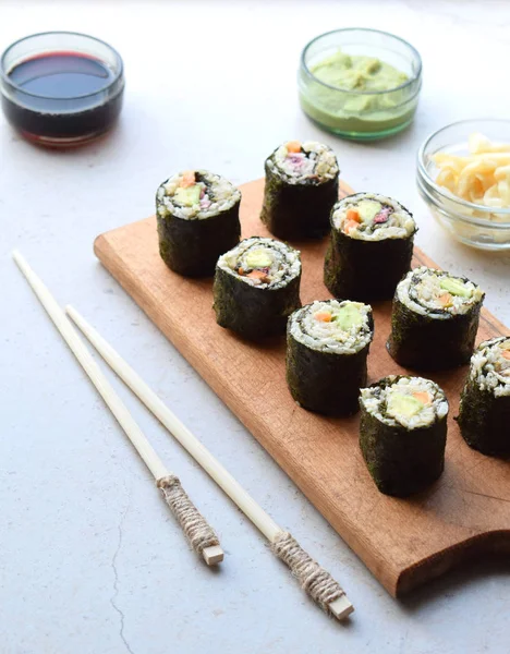 Sushi Dari Kol Alpukat Dan Tuna Makanan Tradisional Asia Konsep — Stok Foto