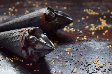 Siyah susam ve siyah gözleme dondurma koni içinde karamel krem buz. Uzay kopyalayın. Trendy Yaz gıda.