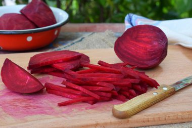 Doğranmış kırmızı pancar. Pancar sopa dilim kesme tahtası üzerinde. Yemek pişirmek için hazırlanıyor. Ham. Sağlıklı gıda