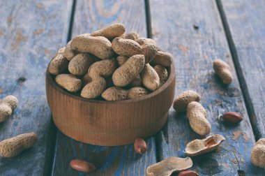 Fındık kabuğu ve ahşap zemin üzerine soyulmuş fıstık fıstık. Diyet ve sağlıklı beslenme. Çiğ gıda