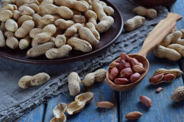 Fındık kabuğu ve ahşap zemin üzerine soyulmuş fıstık fıstık. Diyet ve sağlıklı beslenme. Çiğ gıda