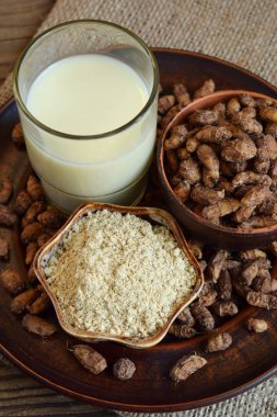 Chufa süt ve tigernut un. Süt alternatif türü. Vegan süt süt. Laktozsuz süt ve süt içecek. Laktoz intoleransı. Ücretsiz Gluten. Tahıl ücretsiz. Sağlıklı gıda. Superfood