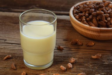 Chufa süt cam, tigernut ile. Süt alternatif türü. Vegan süt süt. Laktozsuz süt ve süt içecek. Laktoz intoleransı. Sağlıklı gıda. Superfood