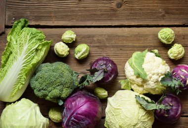 Lahana farklı çeşitleri. Organik taze sebze - karnabahar, alabaşlar brokoli, beyaz ve mor lahana, savoy, Brüksel. Çiğ gıda. Sağlıklı gıda.