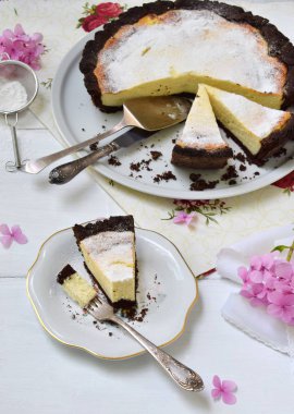Vanilyalı cheesecake çikolatalı kurabiye hamur üzerinde. Peynirli pasta. Homemade pişirme.