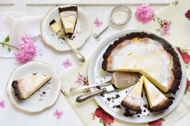 Vanilyalı cheesecake çikolatalı kurabiye hamur üzerinde. Peynirli pasta. Homemade pişirme.