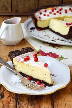 Vanilyalı cheesecake çikolatalı kurabiye hamur üzerinde. Peynirli pasta. Homemade pişirme.