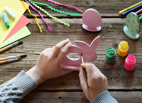 Dokonywanie Wielkanoc Ozdoby Pisanki Bunny Malarstwo Kolorowania Drewniane Zabawki Szczotki — Zdjęcie stockowe