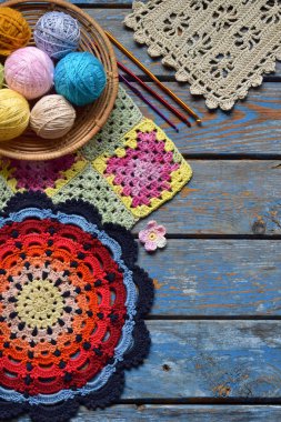Örgü ve tığ işi kanca, renkli gökkuşağı pamuk ipliği, topu iş parçacığı, yün, örgü öğeleri, peçete donatımı. Büyükanne Meydanı. El yapımı el sanatları tığ. DIY kavramı. Kopya alanı
