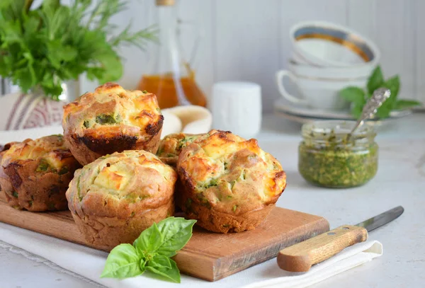Taze pişmiş kek ıspanak, tatlı patates ve beyaz arka plan üzerinde beyaz peynir ile. Sağlıklı gıda kavramı. Lezzetli pasta.