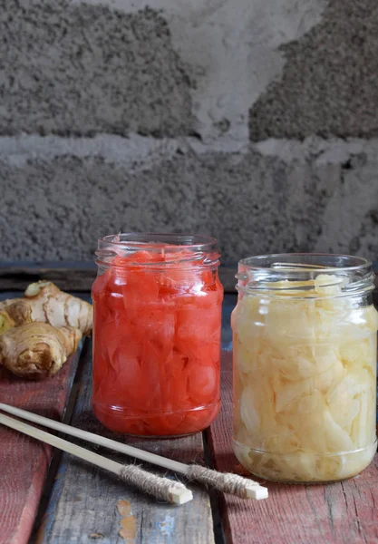 酢漬け生姜スライスと割り箸です。寿司のための成分。健康食品。伝統的な日本の調味料. — ストック写真