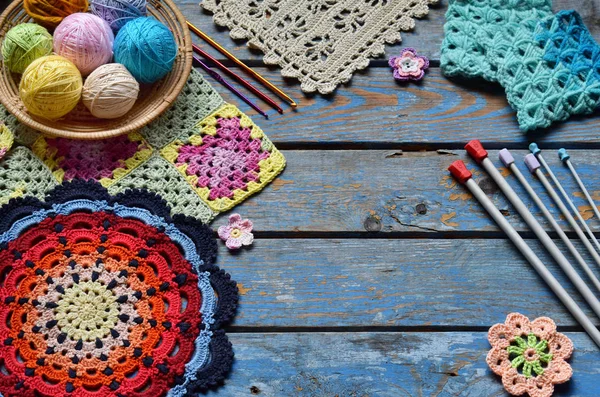 Equipamento para tricô e crochê gancho, fio de algodão colorido arco-íris, bola de fios, lã, elementos de malha, guardanapo. Praça da vovó. Artesanato de crochê artesanal. Conceito DIY. Espaço de cópia — Fotografia de Stock