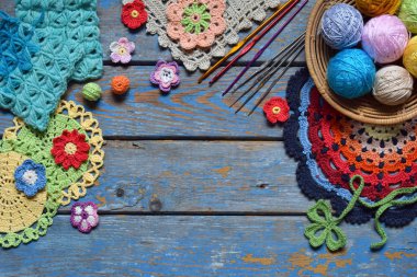 Örgü ve tığ işi kanca, renkli gökkuşağı pamuk ipliği, topu iş parçacığı, yün, örgü öğeleri, peçete donatımı. Büyükanne Meydanı. El yapımı el sanatları tığ. DIY kavramı. Kopya alanı