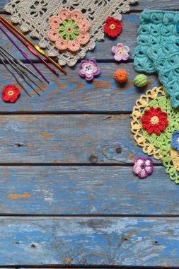 Örgü ve tığ işi kanca, renkli gökkuşağı pamuk ipliği, topu iş parçacığı, yün, örgü öğeleri, peçete donatımı. Büyükanne Meydanı. El yapımı el sanatları tığ. DIY kavramı. Kopya alanı