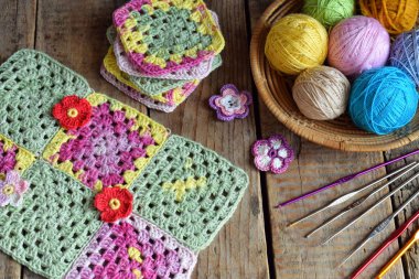 Örgü ve tığ işi kanca, renkli gökkuşağı pamuk ipliği, topu iş parçacığı, yün, örgü öğeleri, peçete donatımı. Büyükanne Meydanı. El yapımı el sanatları tığ. DIY kavramı. Kopya alanı