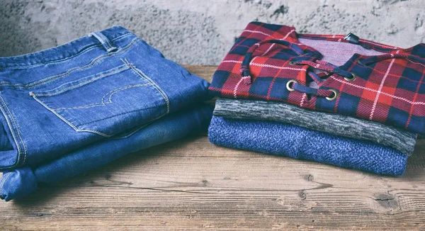 Män casual outfit. Mäns skor, kläder och accessoarer på trä bakgrund - tröja, jeans. Ovanifrån. Lekmanna-platt — Stockfoto