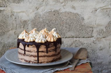 Çikolatalı kek dekore edilmiş beze krema rozet ile: çikolata-somun bisküvi, karamel krem. Homemade pişirme.