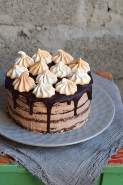 Çikolatalı kek dekore edilmiş beze krema rozet ile: çikolata-somun bisküvi, karamel krem. Homemade pişirme.