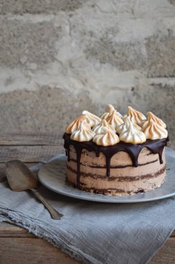 Çikolatalı kek dekore edilmiş beze krema rozet ile: çikolata-somun bisküvi, karamel krem. Homemade pişirme.
